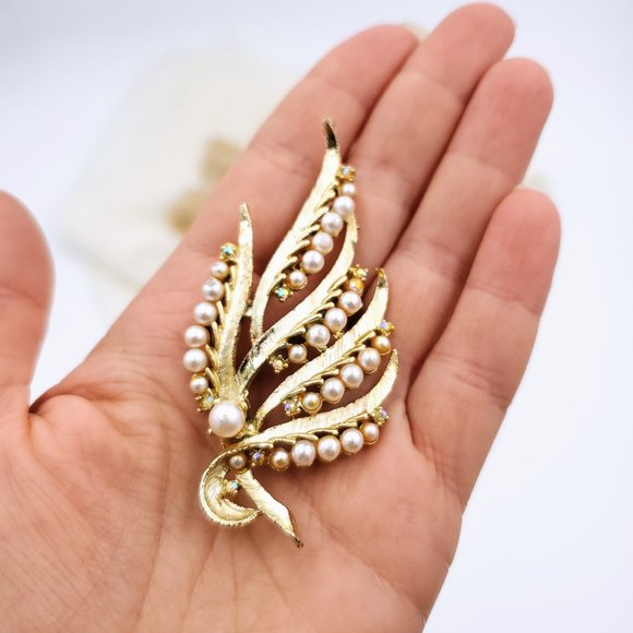 Vintage leaf brooch, Gold tone pin with pearls and AB crystals, Wedding floral - Picture 8 of 8